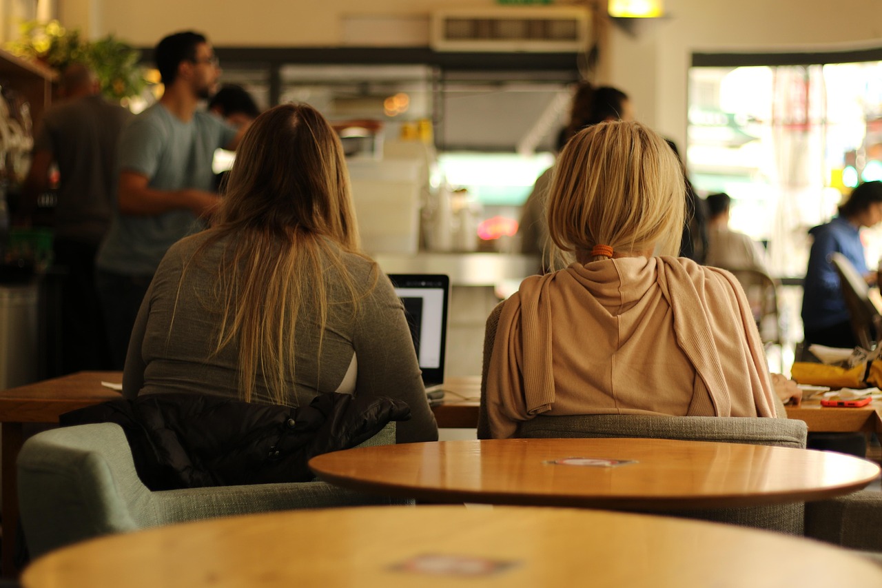 women on tablet at a coffee shop